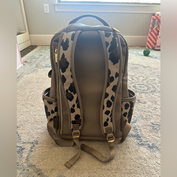 Itzy Ritzy Boss Plus Leopard diaper bag Backpack - Picture 3 of 5